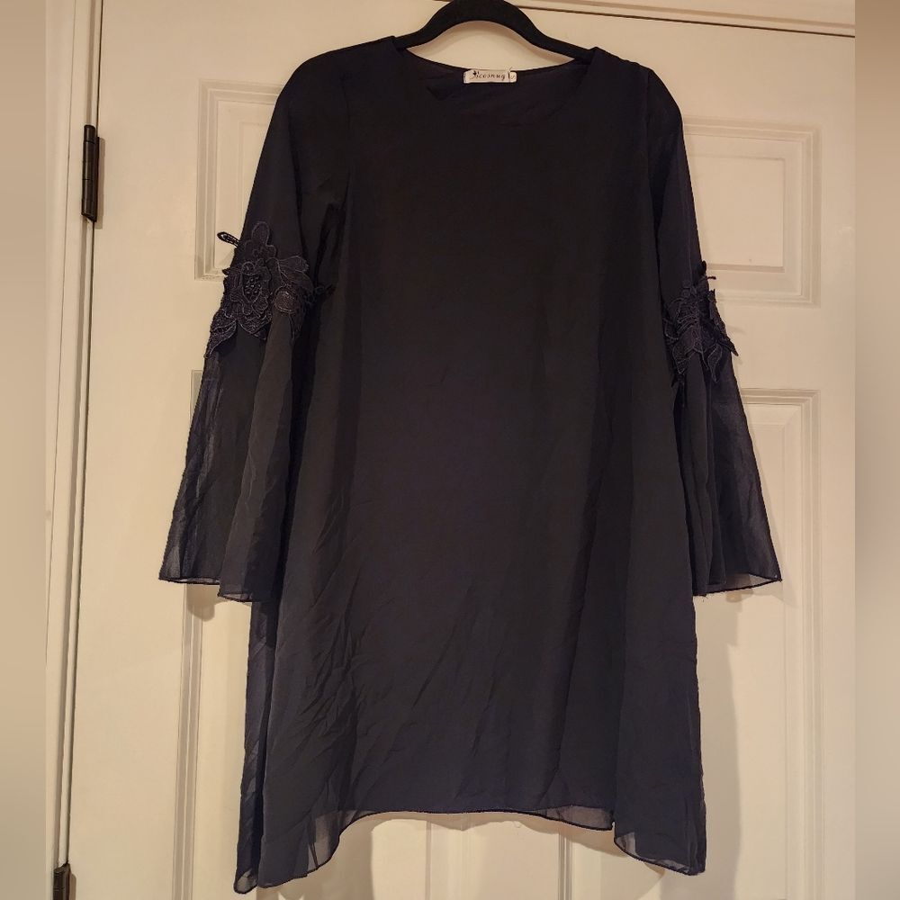 Black Flowey Dress With Bell Sleeves S